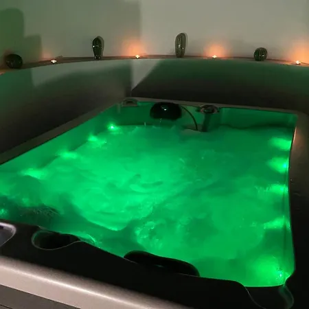 Marvillafuerte - Air-conditioned Swimming Pool & Private Jacuzzi
